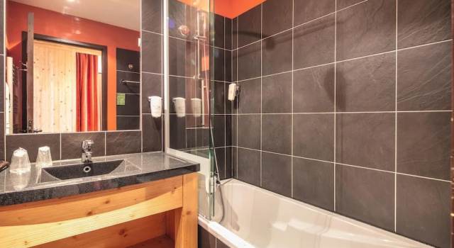 Двухместный номер Classic с балконом и с видом на горы Hôtel Les Menuires Les Bruyères
