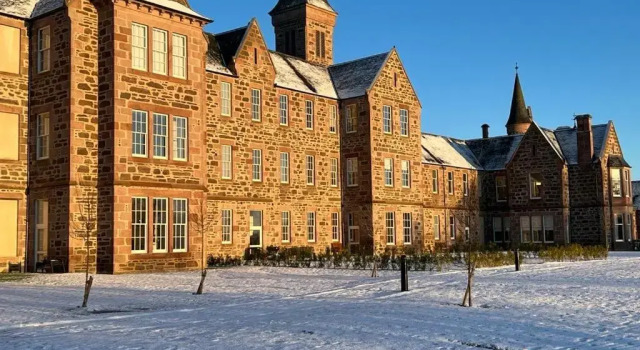 Great Glen Town House, Buchen Sie Ferienwohnung Hotels in Schottland mit Parkplatz, Parkplätze