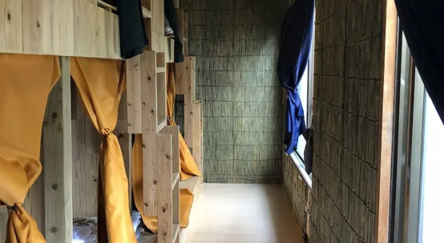 Кровать в общем номере Guesthouse Asibina
