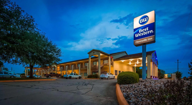 Кровать в общем номере SureStay Hotel by Best Western Floresville