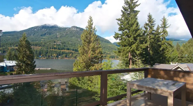 Шале Lakefront Chalet with private dock