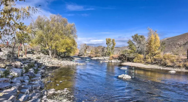 0776: Walk to Arkansas River: Historic Palace Loft, Rezerwuj Apartament Hotele w Salida z parkingiem, Parking