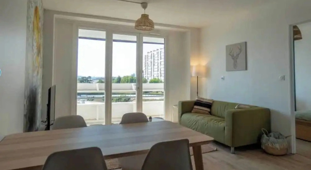 Private Room in a Shared Apartment - Bron, Prenota Appartamento Bron Rodano