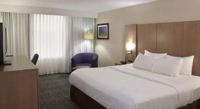Двухместный номер Standard с балконом Crowne Plaza Cleveland Airport by IHG