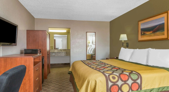 Super 8 by Wyndham Metairie