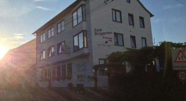 Hotel Zum Berggarten, Забронировать Отель Kirchditmold Кассель
