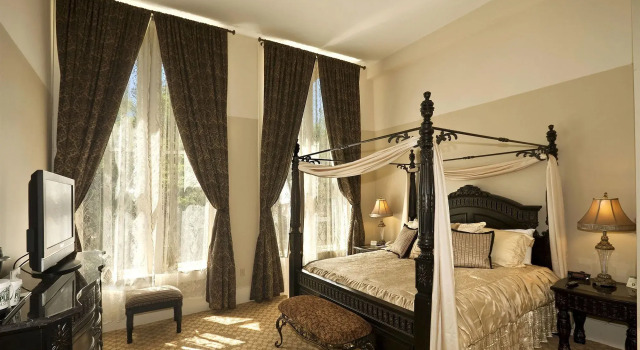 Historic Plaza Hotel