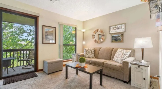 The Cozy Place - Pointe Royale Condo Perfect for Couples!, Забронировать Апартаменты/квартира Отели Table Rock Lake с парковкой, Парковка