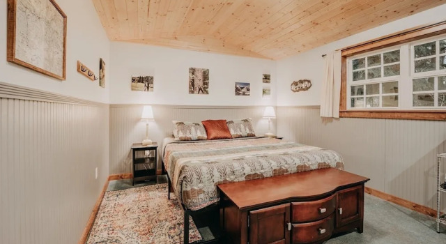 72mf - Rustic - Pets Ok - Sleeps 2 1 Bedroom Cabin by Redawning, Varaa Lomakoti Maple Falls 