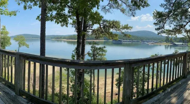 Lake view two bedroom, two bath loft, log-sided cottage with private hot tub overlooking Lake Ouachita. by RedAwning, Boek Vakantiehuis Hotels in Missouri met zwembad, Zwembad