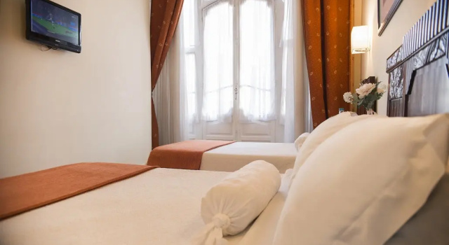 Двухместный номер Standard с балконом Hotel Aliados