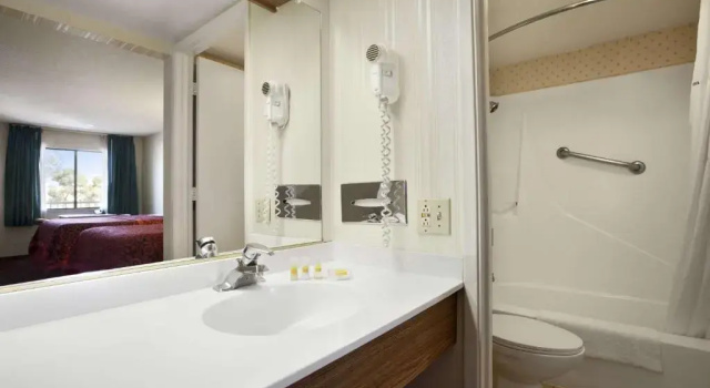 Номер Standard Days Inn by Wyndham Gilroy