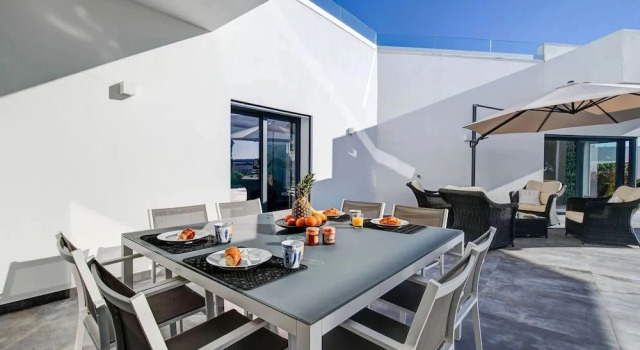 Коттедж Casa Blanca Magnificent 4 Bedroom Villa With MOD