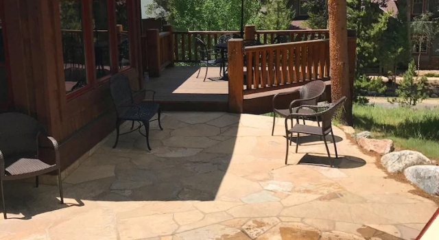 Коттедж с балконом Rustic Timber Lodge