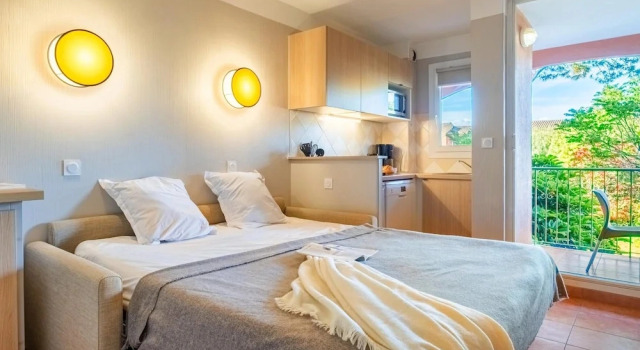 Riverside Escape Near Cannes, Забронировать Дом для отпуска Манделье-ла-Напуль Mimosa Road