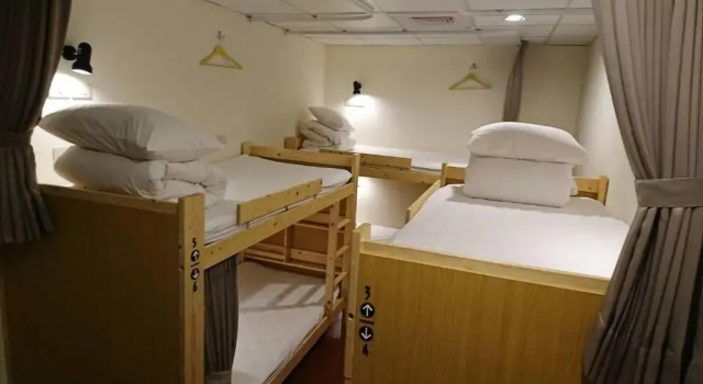 Кровать в общем номере Temple Side Hostel