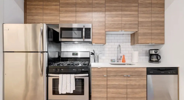 Full Kitchen And A Spa Bath - You Seriously Need To See This Studio! - 747 Lofts Cabin 205 by RedAwning, Забронировать Курортный отель Курортные отели Чикаго, рядом с Intuit: The Center for Intuitive and Outsider Art, Курортный отель