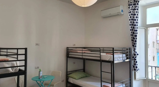 Кровать в общем номере Hostel Mancini Naples