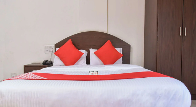 OYO 12854 Hotel Sahara Inn