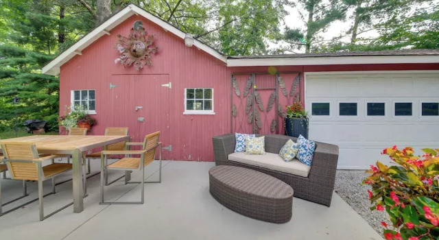 Коттедж Quiet St Charles Cottage w/ Patio & 4 Acres