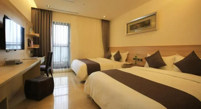 Четырёхместный номер Standard с балконом Darlon Hotel