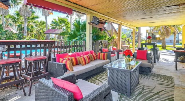 Коттедж < 1 Mi to Beach! Galveston Gem w/ Outdoor Oasis