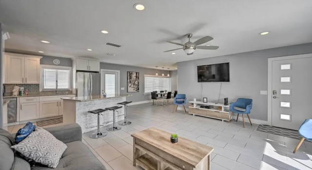 Remodeled Naples Getaway w/ Pool ~ 1 Mi to Beach!, Забронировать Дом для отпуска Норт-Нейплс 