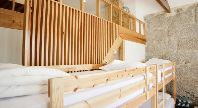 Кровать в общем номере Мансарда с видом на реку Happy Porto Hostel
