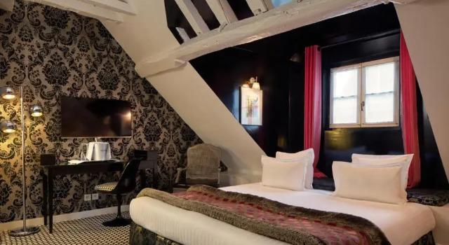 Полулюкс Hôtel du Petit Moulin, Haute Couture hotel by Lacroix