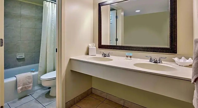 Кровать в общем номере Henlopen Oceanfront Hotel