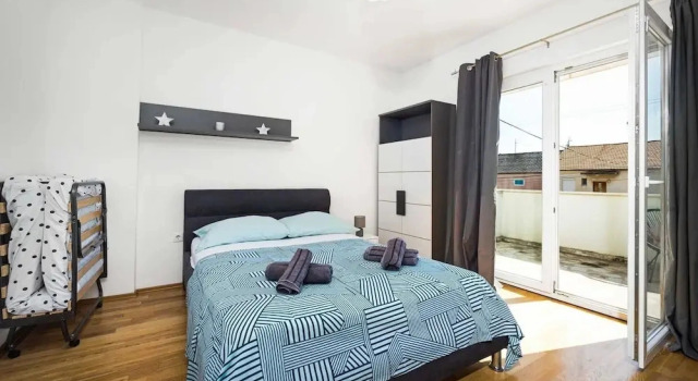 Spacious Apartment in Brodarica With Garden