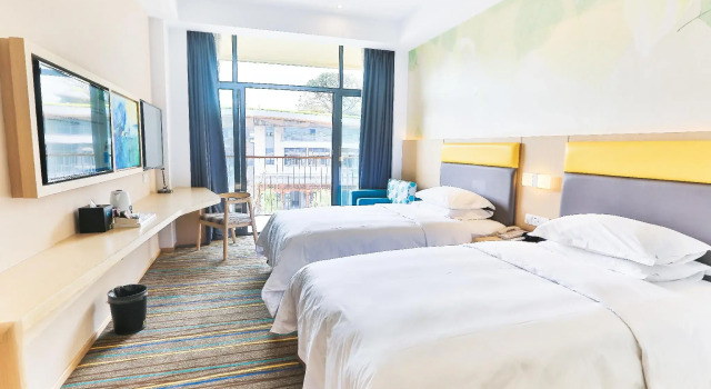 Двухместный номер Standard с видом на горы Holiday Inn Express Emei Mountain