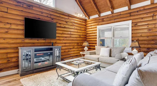 Artful Craftsman by Avantstay Sleeps 12 Hot Tub, Firepit, and Pond Gatlinburg + National Parks, Забронировать Отель Отели Great Smoky Mountains National Park с парковкой, Парковка