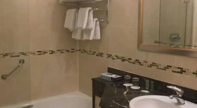 Трёхместный семейный номер Standard Bracken Court Hotel