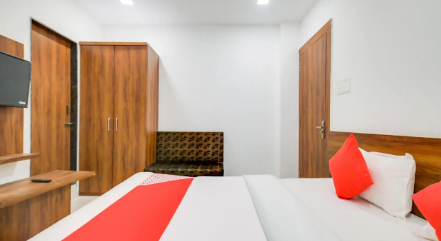 OYO 70780 Hotel Apple Grand