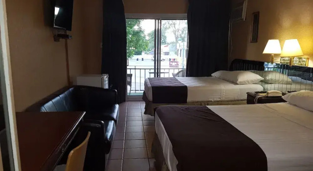 Четырёхместный номер Standard Chomedey Inn
