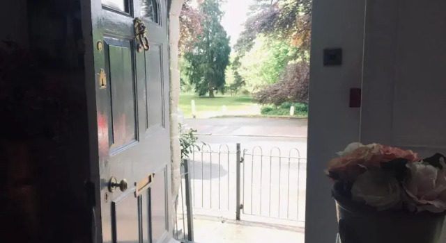 Коттедж с 6 комнатами The White House Guest House