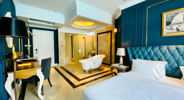 Люкс с балконом Grand Eska Hotel & Suites Batam