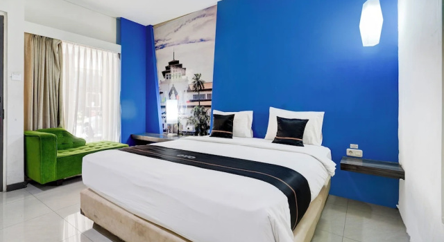 Deluxe Double room with balcony Townhouse Oak Cihampelas Near Ciwalk Formerly Promenade Hotel