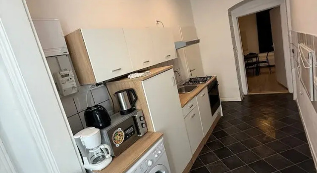 Simple 2BR Near Westbahnhof Station, Prenota Appartamento Vienna Austria