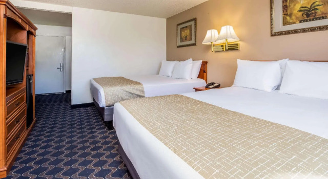 Четырёхместный номер Standard с видом на бассейн Travelodge by Wyndham Red Bluff South of Redding