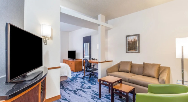 Полулюкс Fairfield Inn and Suites by Marriott Madison East