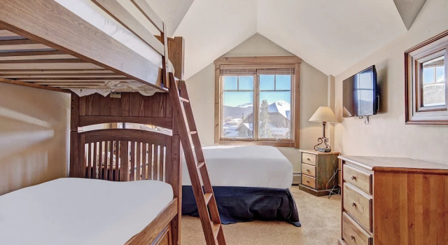 Номер Standard Bright + Scenic 2br - 7ppl Steps To Ski Lifts + Main Street 2 Bedroom Condo by RedAwning