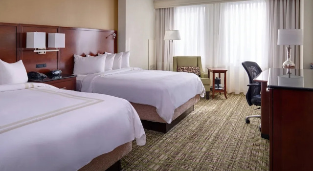 Четырёхместный клубный номер Standard с видом на озеро Cleveland Marriott Downtown at Key Tower