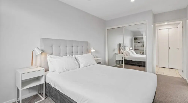 Sleek Kensington 2-bed With BBQ Area & Gym, Book Apartment Melbourne 