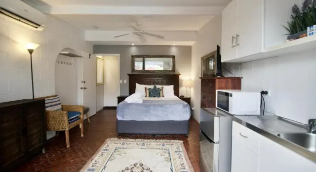 Кровать в общем номере (мужской номер) с видом на бассейн Hideaway Noosa Men Only Beach Resort