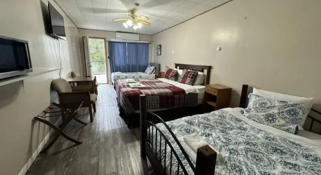 Номер Standard с балконом и с видом на озеро Lake Sparrow Guest House Inc