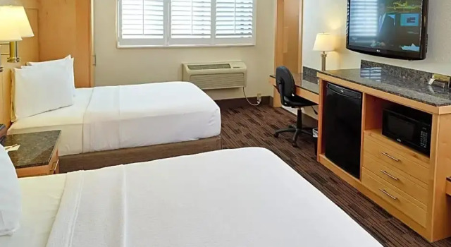Двухместный номер Standard с видом на озеро LivINN Hotel St. Paul – I-94 – East 3M Area