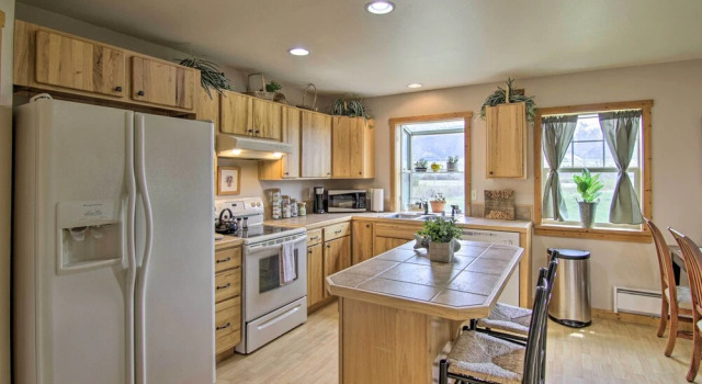 Апартаменты Airy Emigrant Townhome w/ Sweeping Mtn Views!