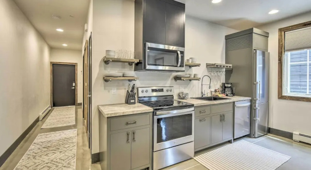 Апартаменты c 1 комнатой с балконом Elkhart Lake Townhome - 20 Mi to Sheboygan!